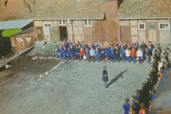 1974: Die Schüler der 9. und 10. Klasen sind zum Hans,Baimler-Wettbewerb auf dem Schulhof angetreten. Der Wettkampf fand alljährlich im Rahmen des Unterrichtsfaches