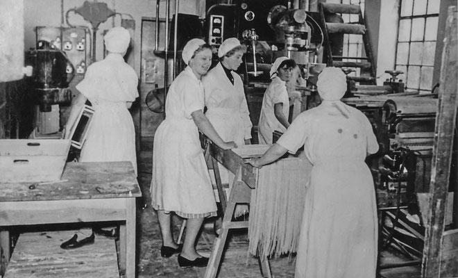 1958: Schülerinnen der 11. in der Nudelfabrik, Foto von W. Holtermann