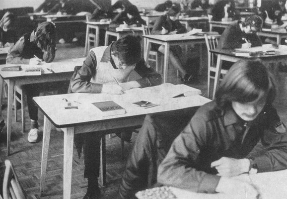 Schriftliche Abschlußprüfung in der Aula unserer Schule in Jahre 1974