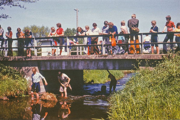 1977: An der Radegast bei Holdorf wurde die Fließgeschwindigkeit und Durchflussmenge des Wasers gemessen.
