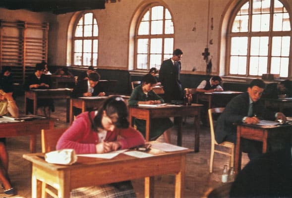 Die schriftlichen Prüfungen fanden bis zur Fertigstellung der Aula in der Turnhalle der Heinrich-Heine-Oberschule statt. Die Themen für die schriftlichen Prüfungen wurden für die ganze DDR zentral gestellt. Grundlage waren die Lehrpläne, die ebenfalls für